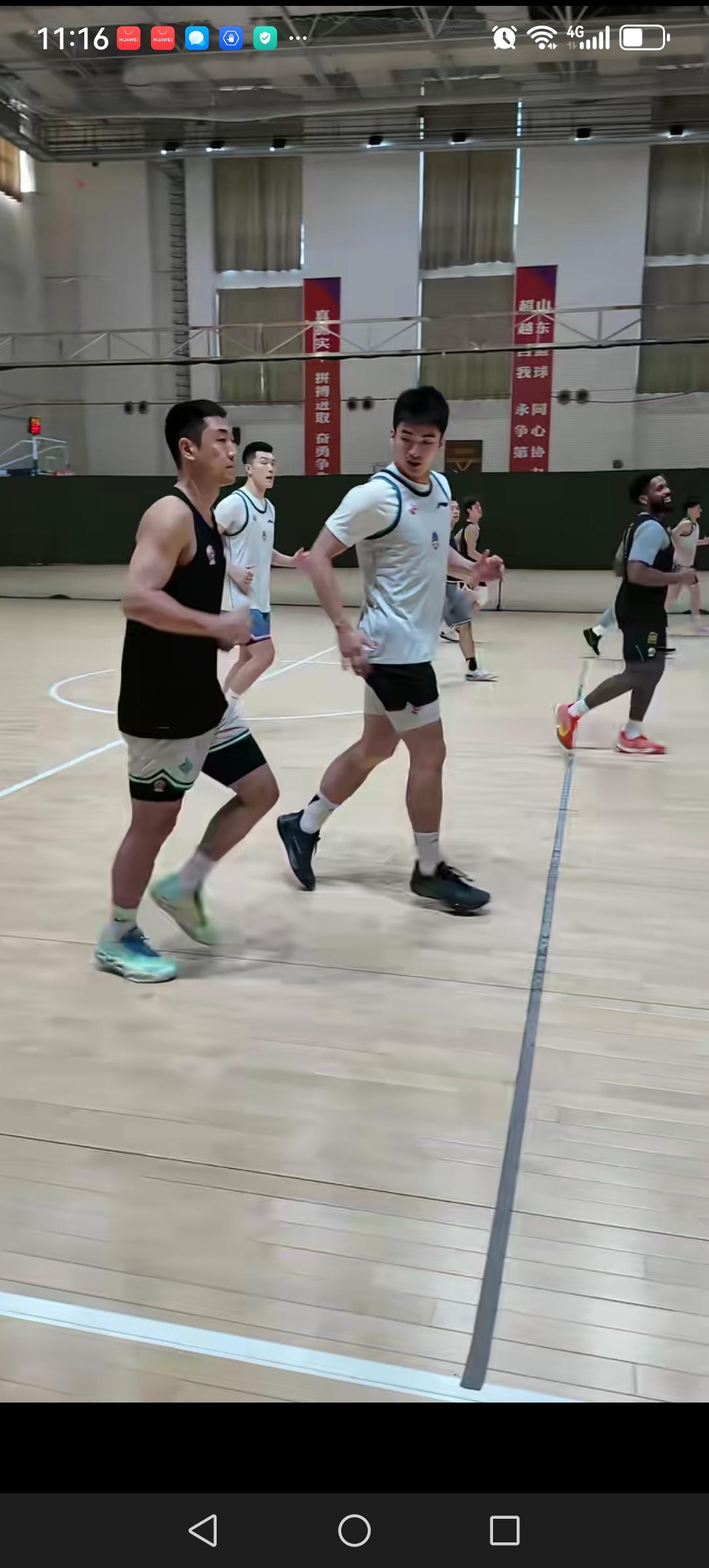 高诗岩真是敬业，刚刚代表辽宁打完了全运会的比赛，便马不停蹄的返回山东高速，跟队友