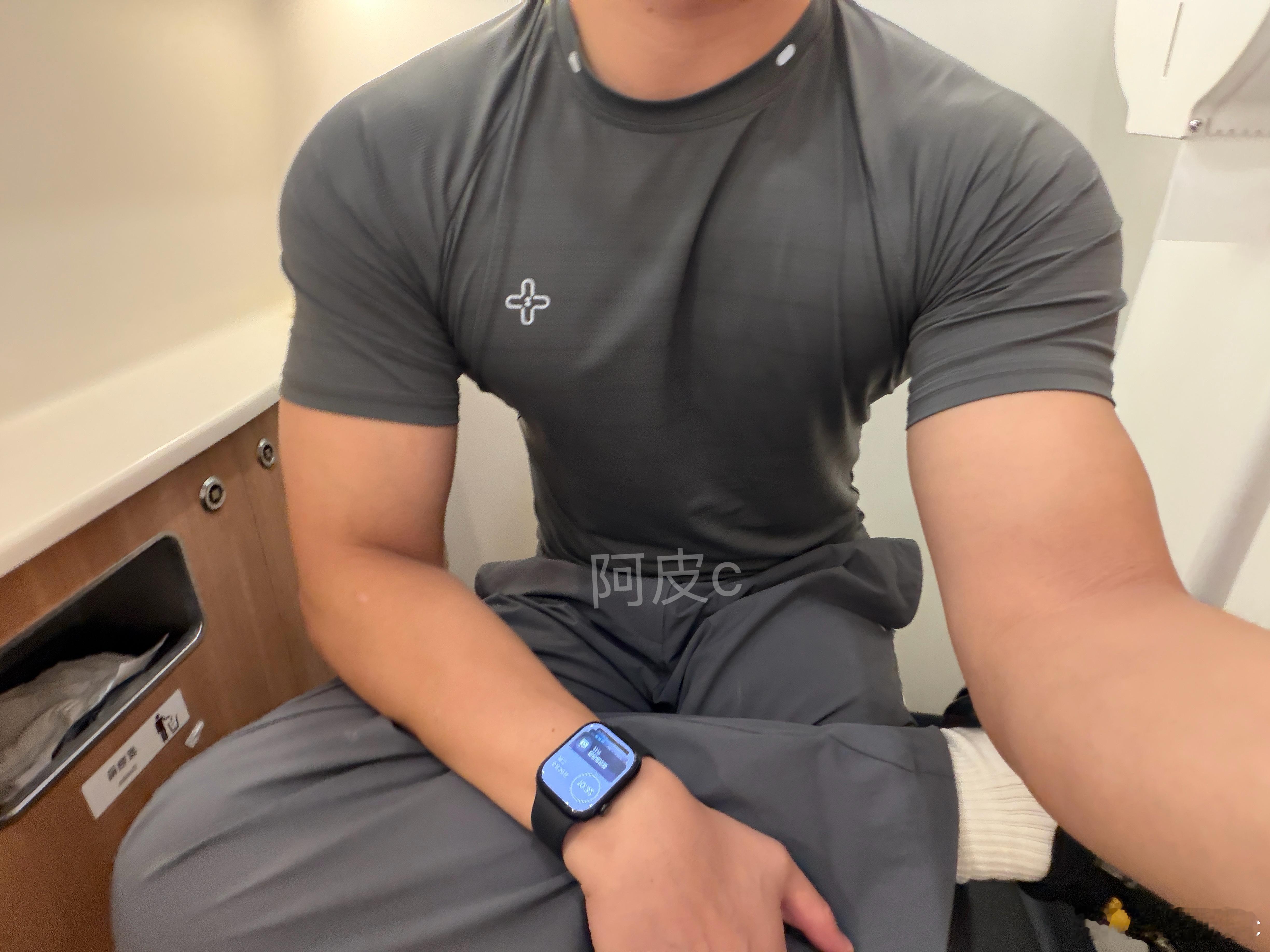 第一批戴运动手环的受害者出现了天天戴手表，摘下来手臂上那一块皮肤白一点，流汗戴久