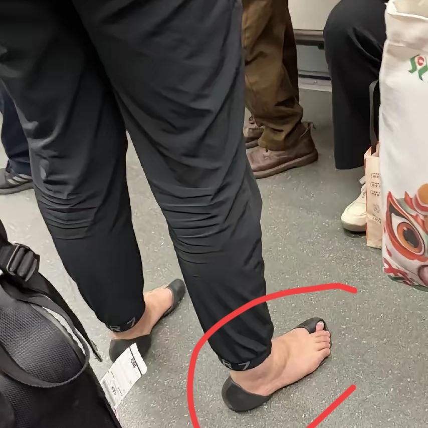 坐地铁撞见一双神仙鞋子，
我盯了三站都没看明白！
远看像光脚，近看只有两个小鞋头