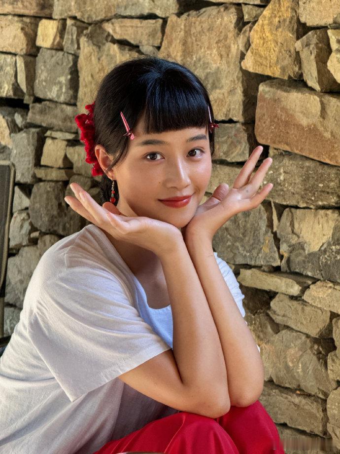 蓝盈莹分享银子最美的一天蓝盈莹晒银子婚服剧照 看蓝盈莹晒的银子相关，日常造型发饰