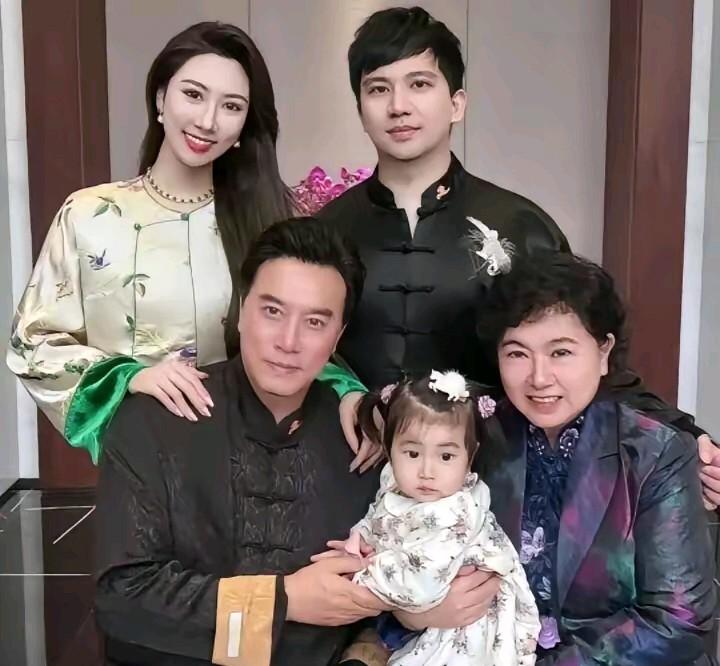 你细看，演员张三的女儿脸庞眉眼之间，尤其是下巴，佷像她舅舅陈佩斯，俗话说的真好，