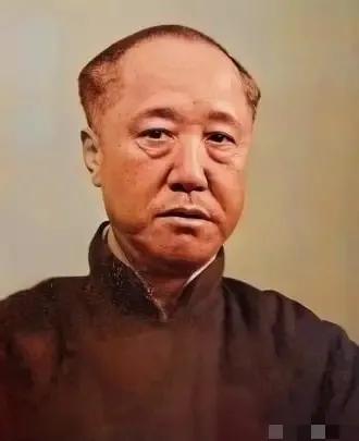 1949年，北平城换了天。一个66岁的老头把全家人叫到一起，宣布了两件事：第一，