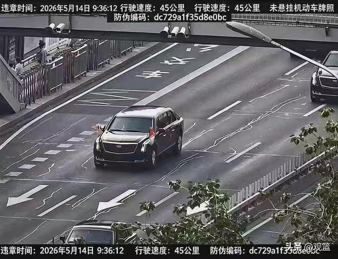 川普那辆凯迪拉克猛兽，因为未悬挂机动车号牌被拍违章了。[笑哭] ​​​