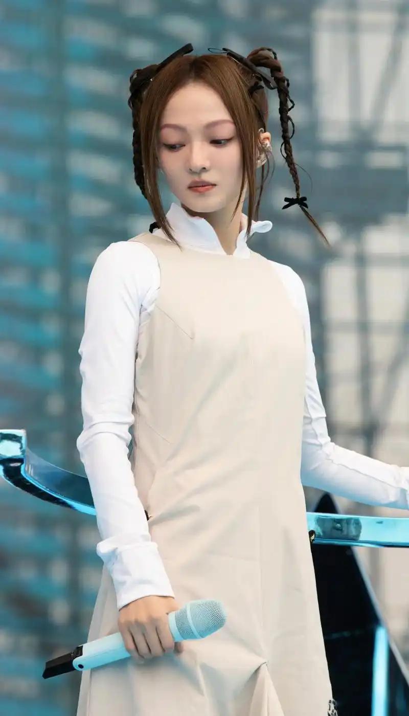 同样都是在演唱会翻唱别人的歌曲。张韶涵的做法就比她好多了。
 
在演唱会舞台上翻