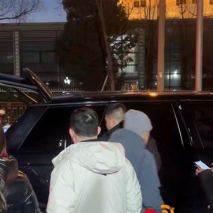 张杰现身央视春晚彩排期待今年的春晚