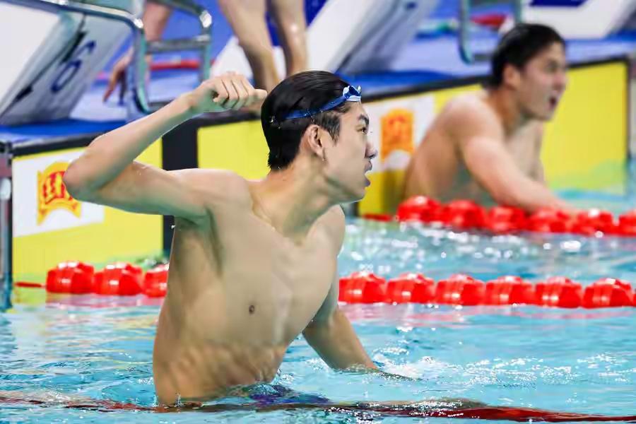 18岁张展硕泳池逆袭！力压孙杨潘展乐夺十五运首金，刷新世界青年纪录
 
十五运游