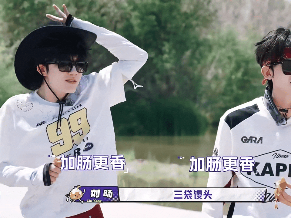 张极收废品咯张极徒步带三袋馒头一路向海的少年张极徒步带了三袋馒头，这确实很张极。