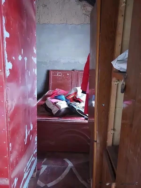 广东汕头，瘫痪在床的陈锡良默许妻子和男邻居同住十二年，背后藏着一个难以启齿的缘由