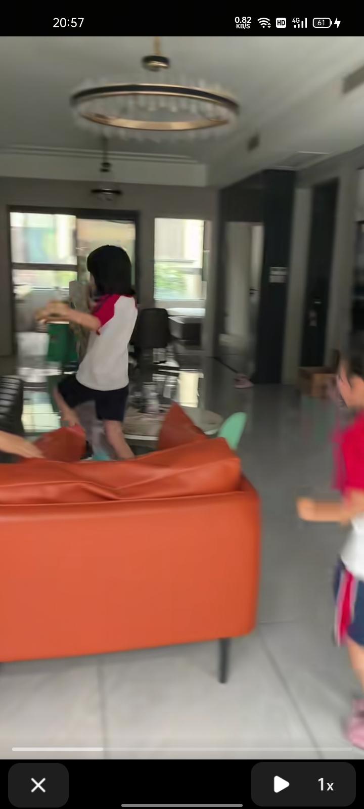 9月6日，重庆。爸妈悄悄给女儿买小狗，女儿面对如此“惊喜”后高兴大哭，姐姐回来后