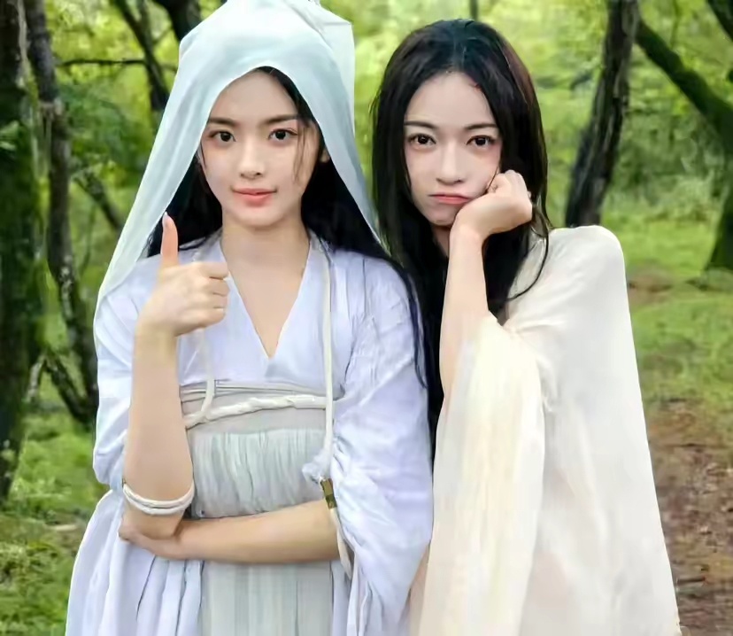 吴谨言和杨超越同框，脸上全是五官了！很像吉娃娃[笑cry] ​​​