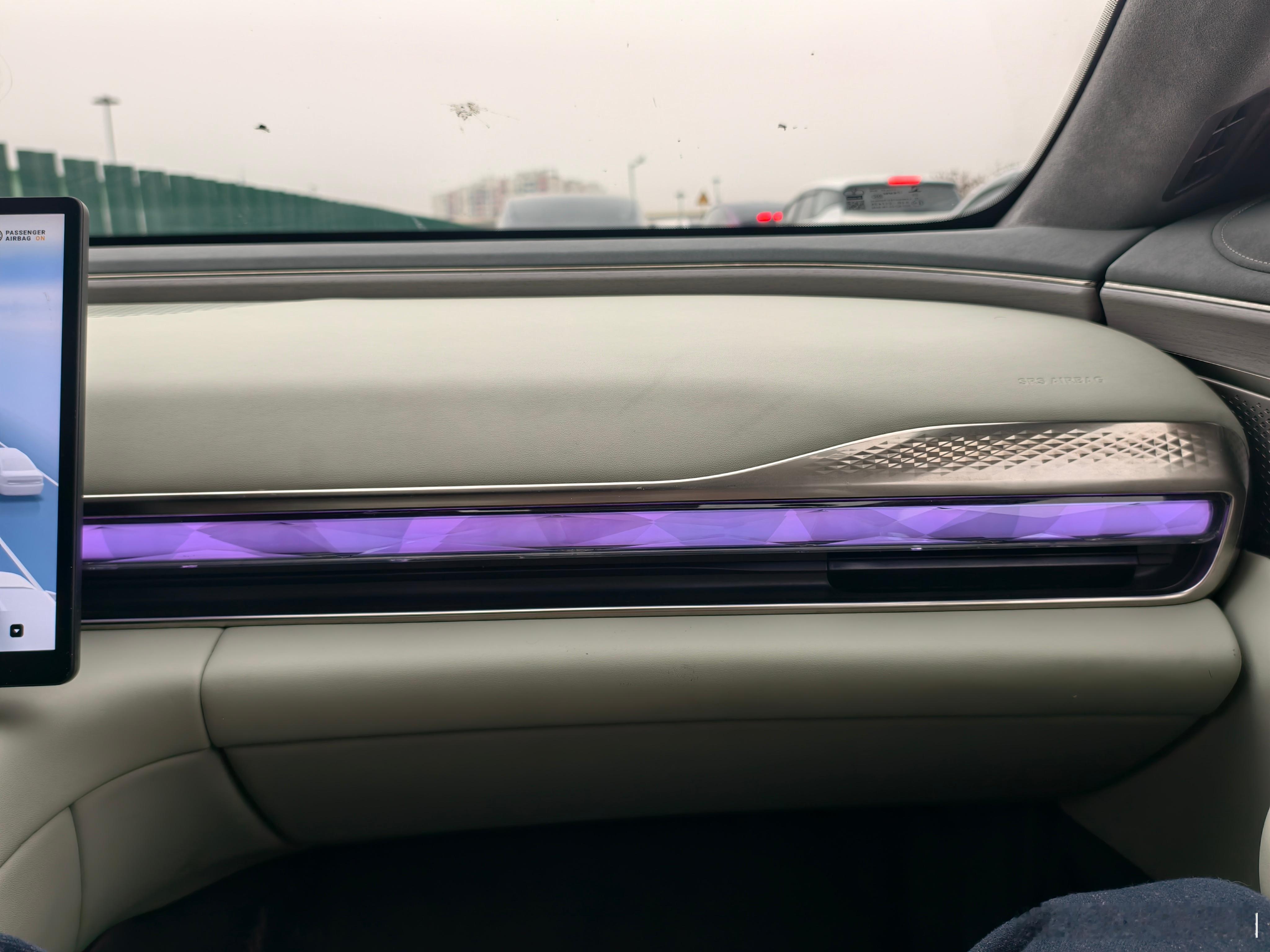 猜车。这条氛围灯太像宝马了......大v聊车