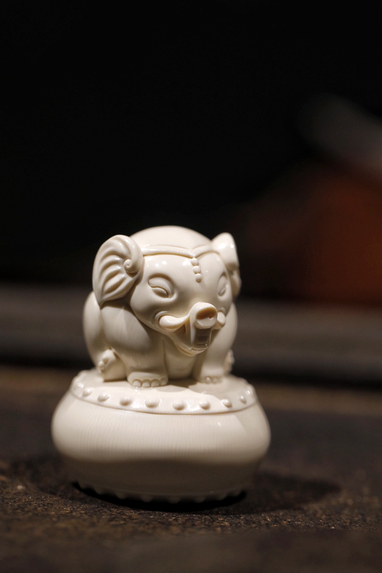 猛犸 | 吉象 摆件料质莹润细腻，整料雕作吉象蹲坐于鼓上的形制，象鼻卷曲、耳翼舒