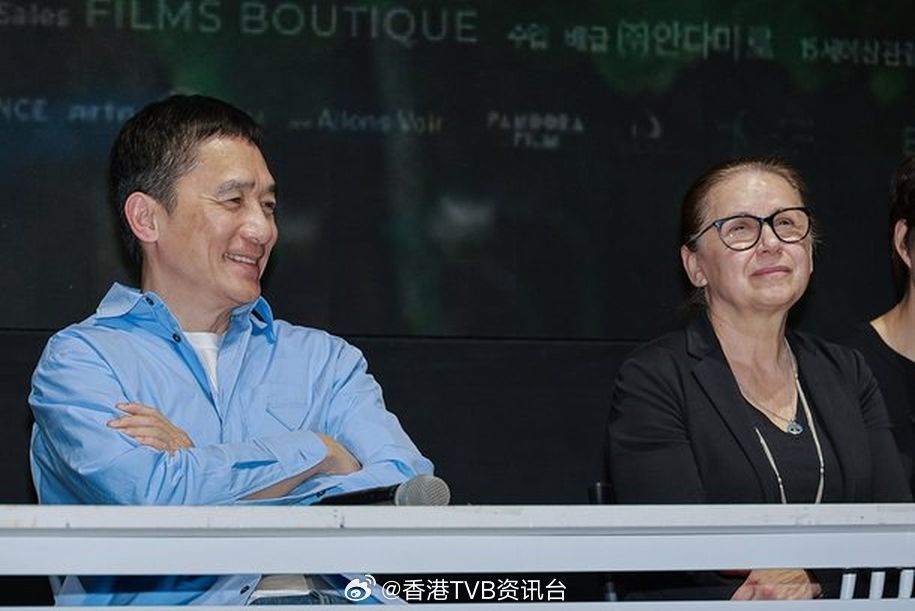 星岛：梁朝伟时隔18年赴韩宣传新作 到影院出席见面会获粉丝欢呼迎接睽违18年，梁