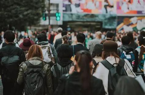 俄罗斯有一亿五千万人，没见他们慌！美国有三亿多人口，也没见他们愁！加拿大才四千万