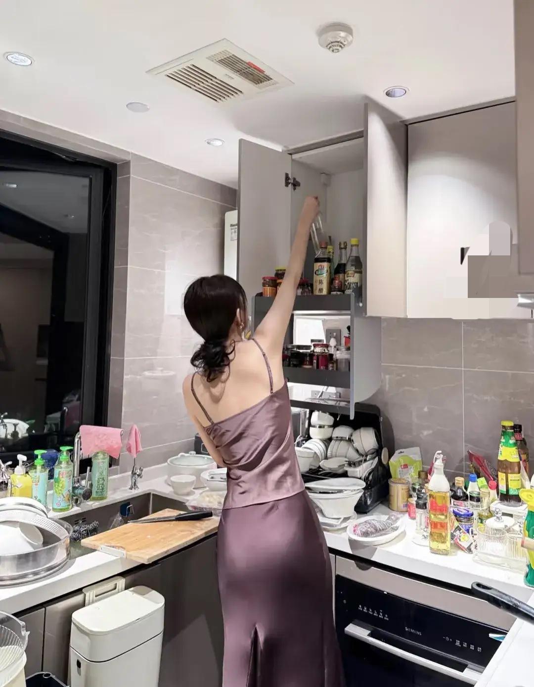 我是85后女，结婚10年了，我从来都不拒绝老公的兴趣。男人是泥做的，女人是水做的