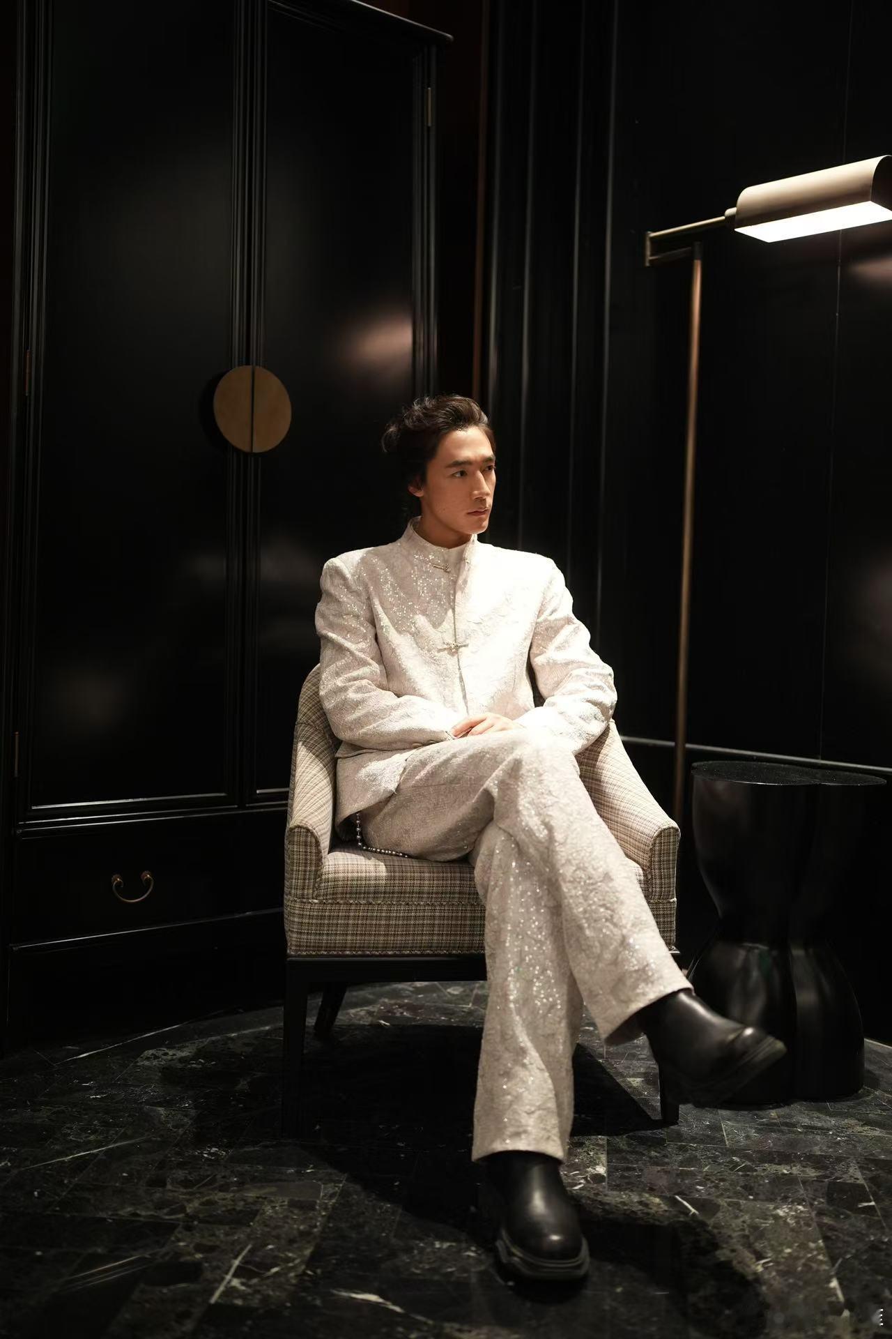 此沙新中式贵公子  此沙今晚身着银色新中式西服亮相《开门迎春晚》舞台，仿佛自带光