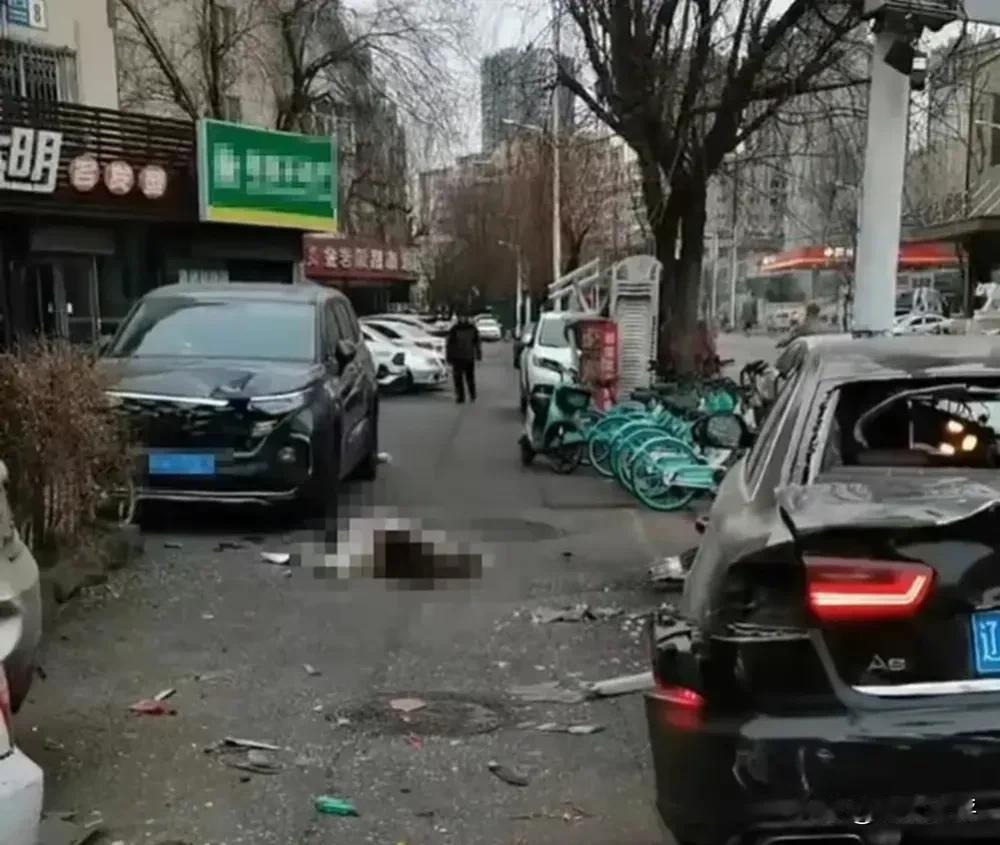 太震惊了，#沈阳一轿车冲入人行道致3死2伤#，怎么回事啊，怎么好端端走在路上都有