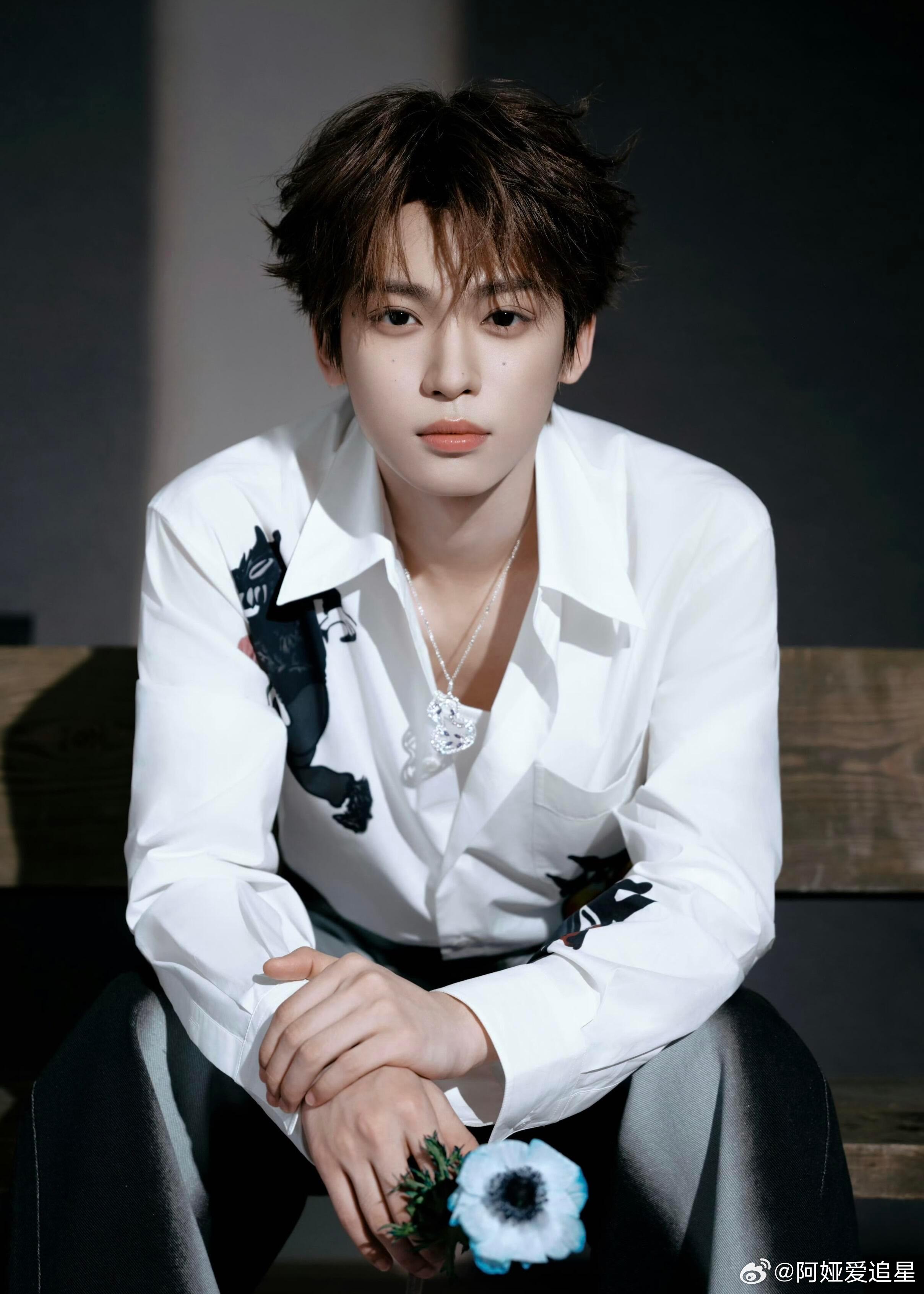 梓渝的新妆造，躺在那漏出喉结好性感刚刚头像换成梓渝了