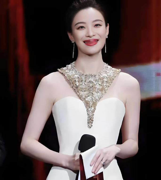 倪妮主持金鸡奖，最大的成功就是她了！

倪妮的大学专业就是播音主持。

金鸡奖彩