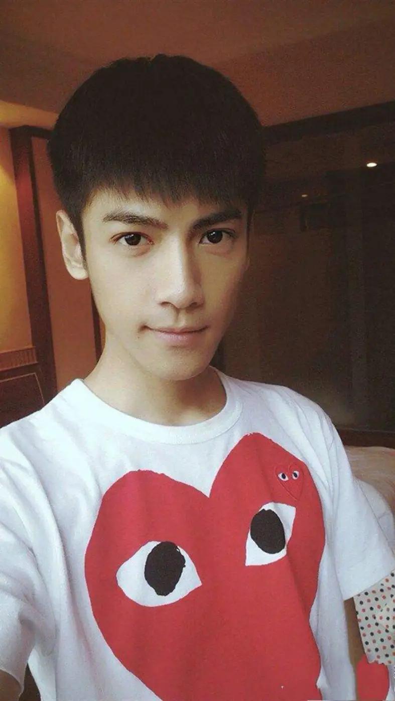 很佩服罗云熙，他是怎么做到各个时期的他，看着既像是同一个人，又不太像的。
图1，