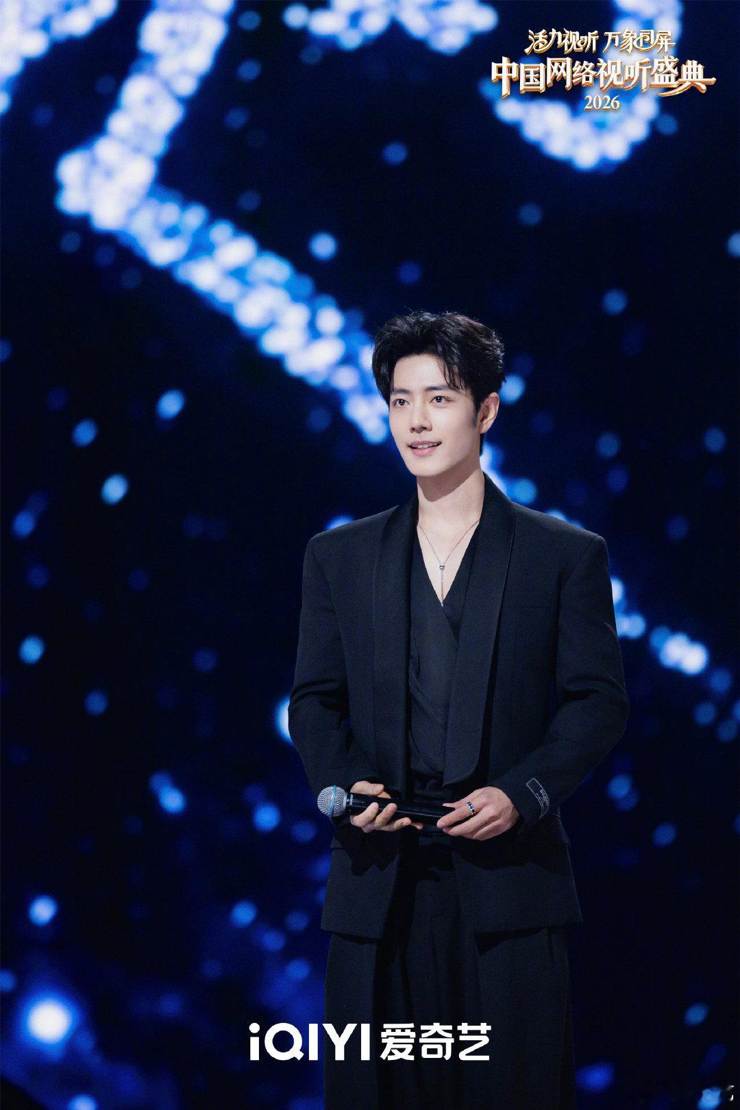 肖战携手希望的点亮者肖战在《中国网络视听盛典》的舞台上，深情演讲《美好视听 美好