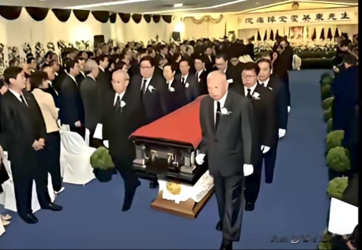 2006年霍英东先生追悼大会肃穆举行，偌大灵堂内各界人士齐聚，满目挽联白花，气氛