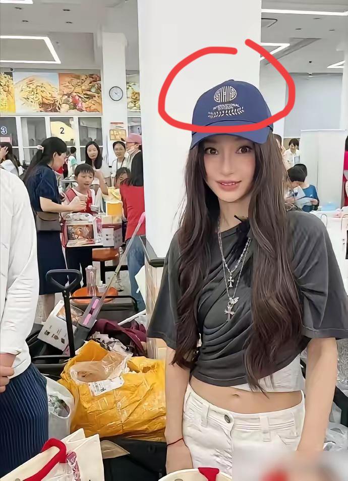 杨颖带的帽子是什么牌子的？非常有气质