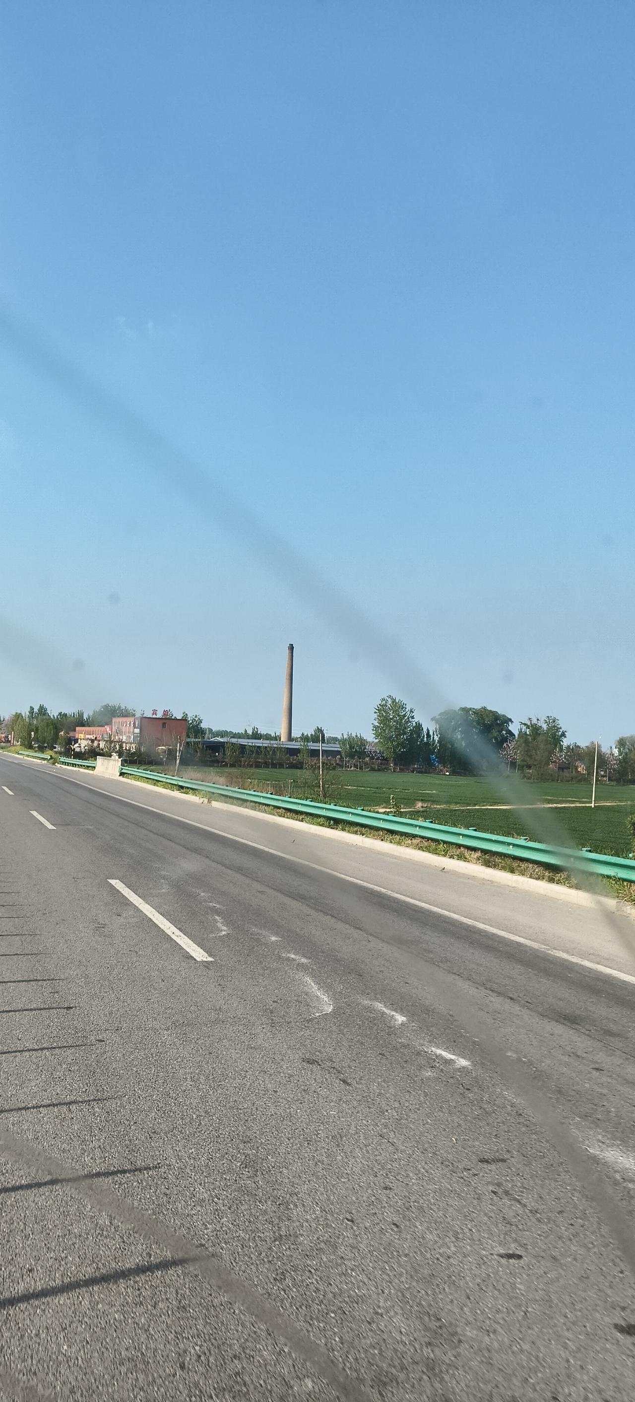 这是做什么的大家猜到了吗？还是我来告诉大家吧!这是烧砖的烟筒杆子，记得小时候村子