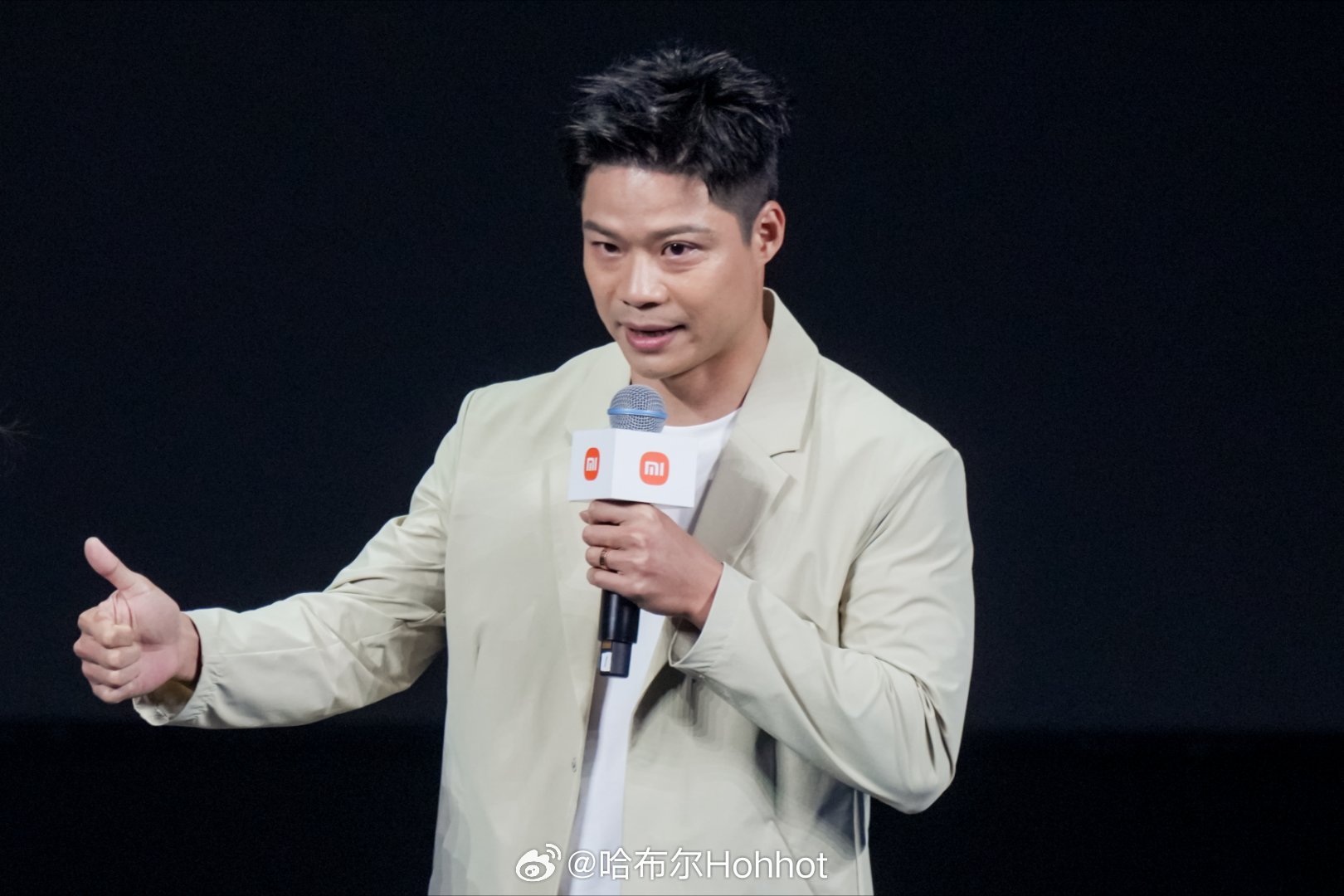 苏炳添赞新SU7为中国科技骄傲苏神说小天天就要跟小爱同学在车上聊天了新SU7把科