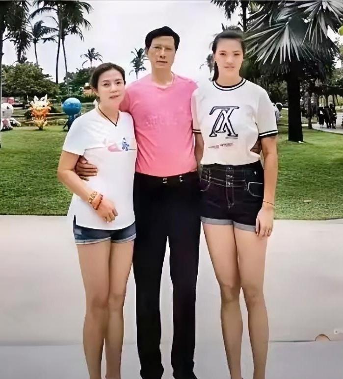 好温馨的合影，张常宁身高1米93，与父亲张友生比肩，母亲有点像关之琳。可能很多人