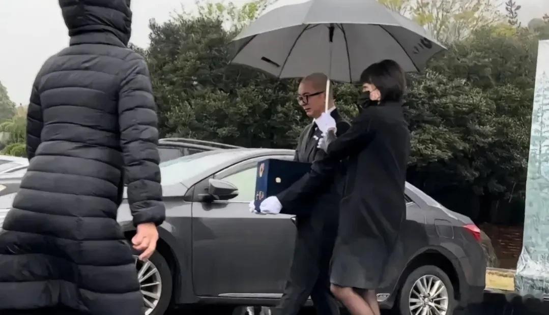 大S下葬当天没通知孩子和汪小菲。3月15日，大S（徐熙媛）在亲属陪同下于金宝山“