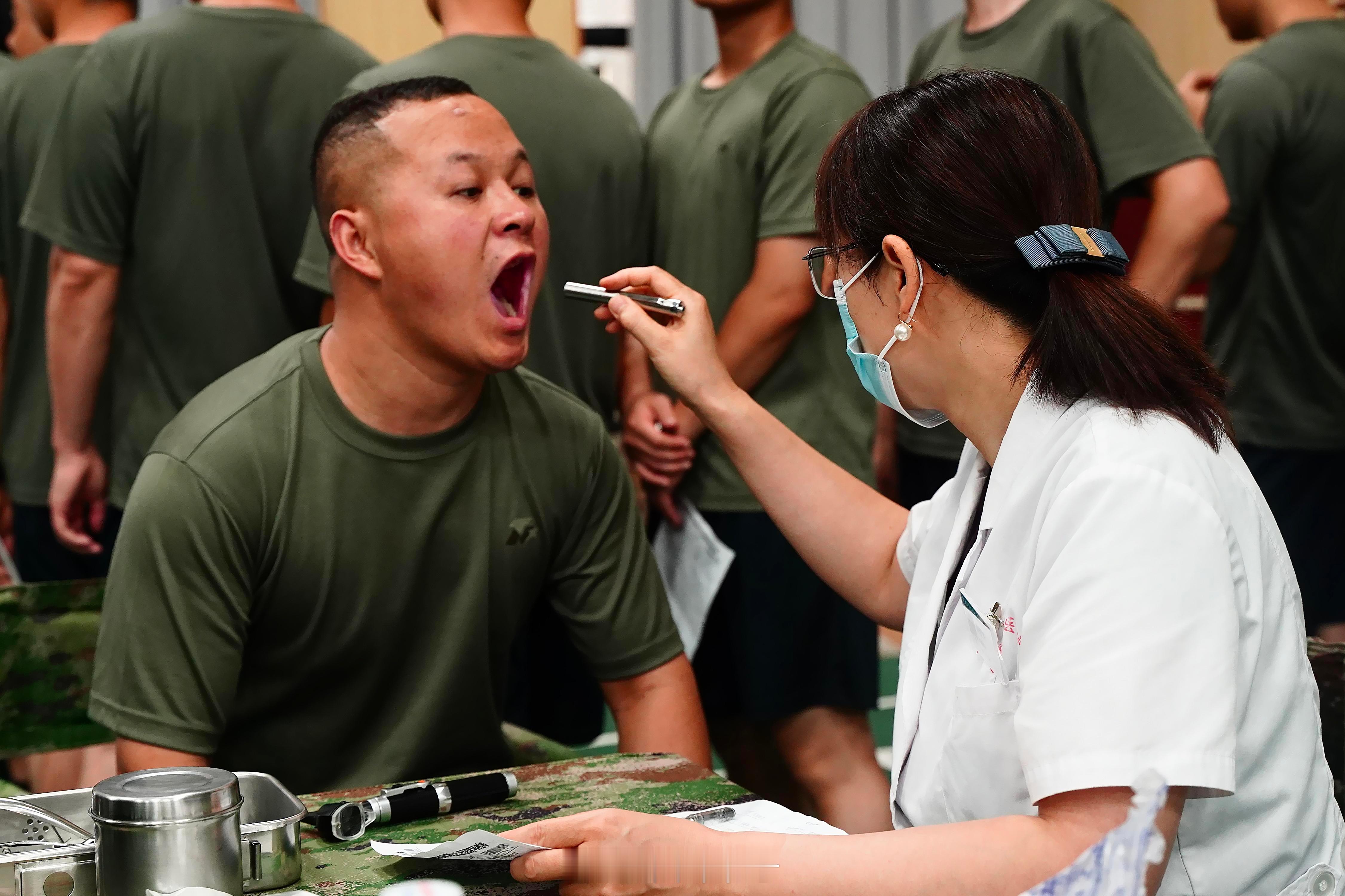【点赞！军医把健康送到战位上】近日，联勤保障部队第985医院“太行医疗队”走进驻