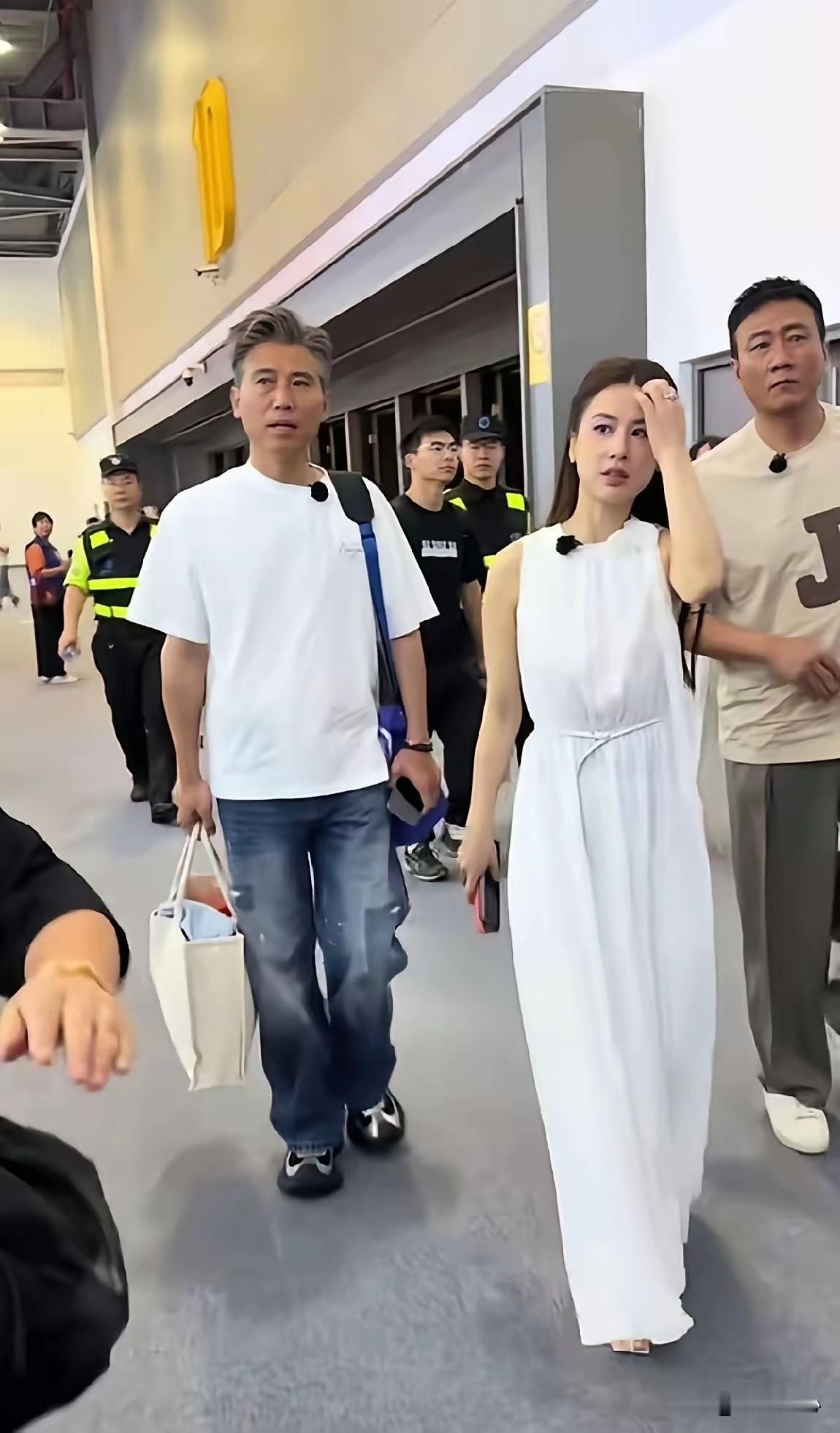 小黄：老胡老李一起干直播带货吧！
老胡：这会不会太掉价了？
老李：胡哥咱得学会因