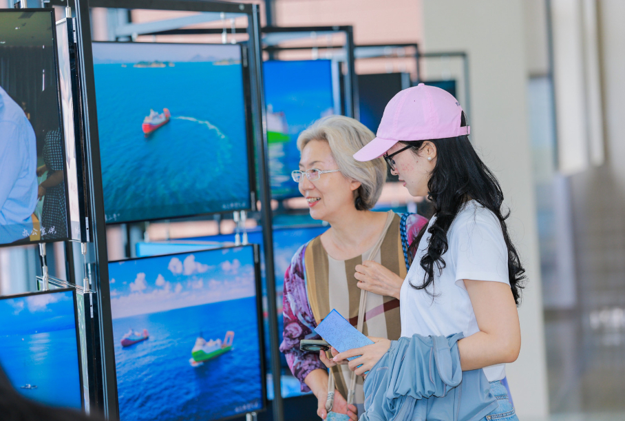 科学人永远是年轻 谁说公众科学日只是小孩的主场？在今天赴科学之约的人群中，老人们
