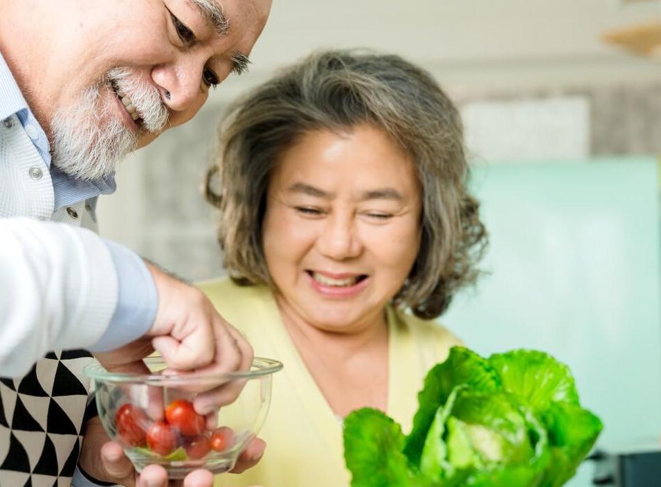 54岁阿姨一天只吃两顿饭，咬牙坚持了4年，体检结果有了惊人变化

