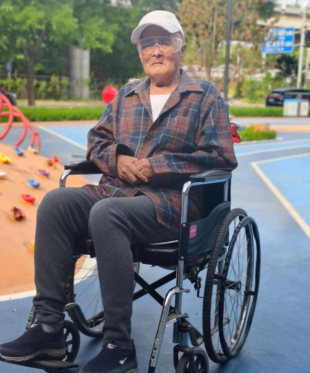 现在老了真不知道该怎么办了？邻居今年85岁，之前一直一个人自理生活，但近段时间我