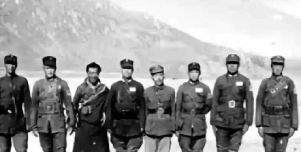 1950年，解放军在新疆南部竟然发现一处岗哨，走过去一看居然还有八个骨瘦如柴的中
