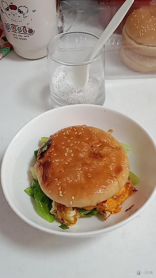 自制汉堡🍔，健康美味，让你的味蕾尽情享受！
今天早餐不想出门吃，打开冰箱，我突