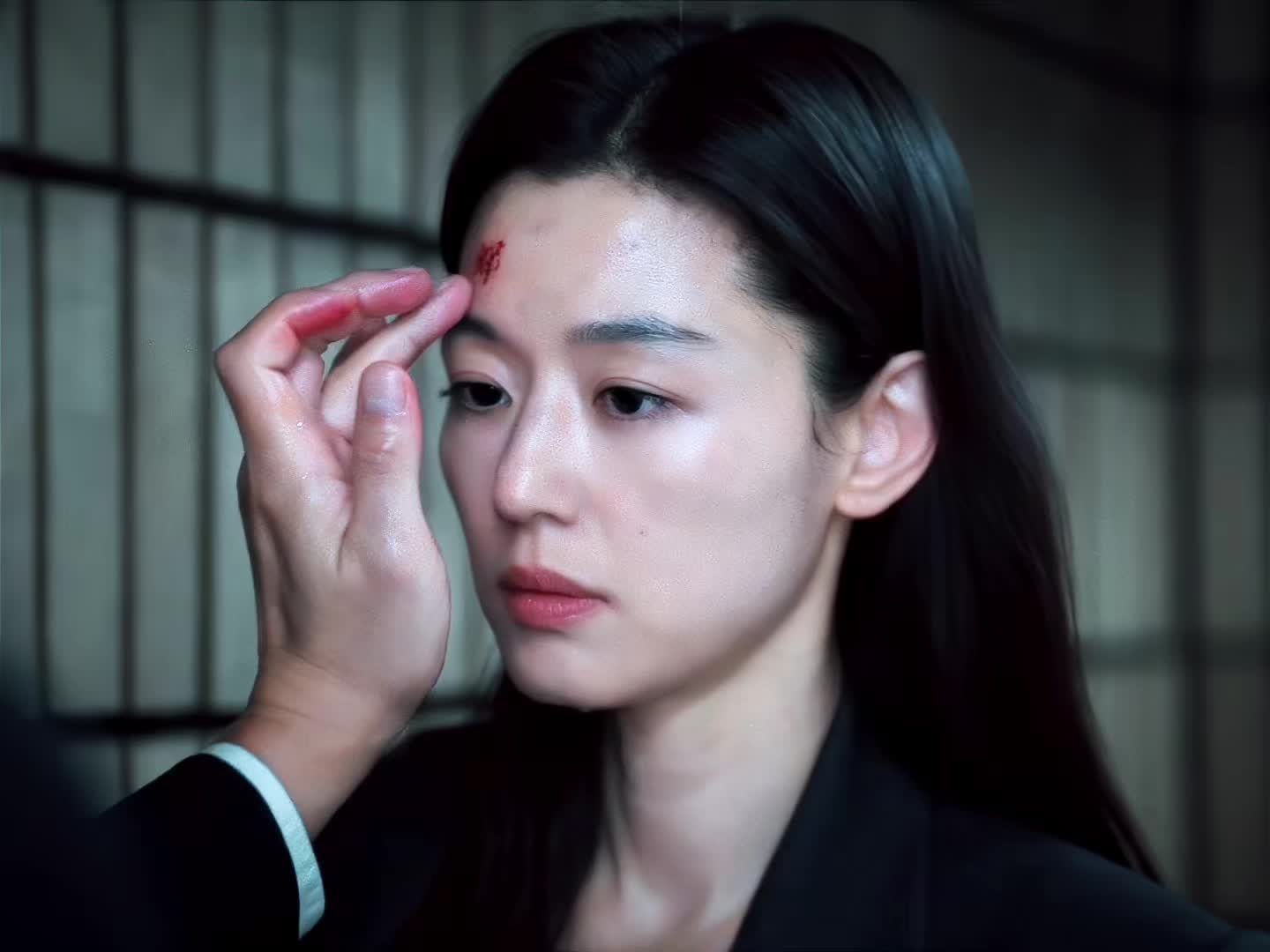 我锁着眉