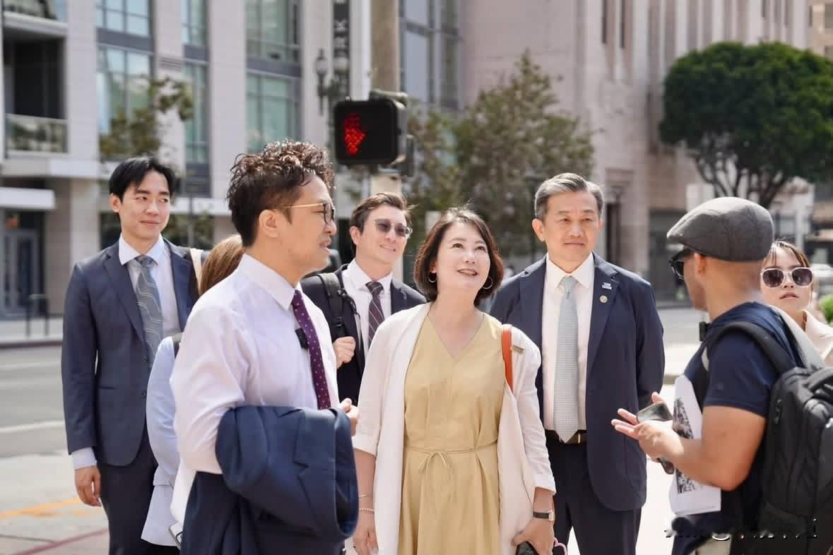 民进党立委吴思瑶今（24日）在社交平台发文称，大家早已习惯伯洋一口流利英文，不过