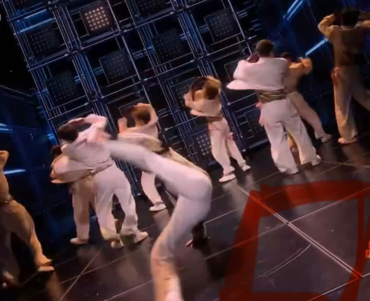 王一博攀岩的脚王一博春晚舞台印记 王一博攀岩的脚，王一博春晚舞台印记，谁懂一博一