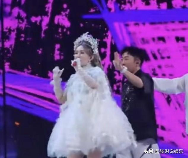 争议炸场！流量撑得起演唱会，唱功却撑不起舞台
 
谢娜跨界举办个人巡演，一石激起
