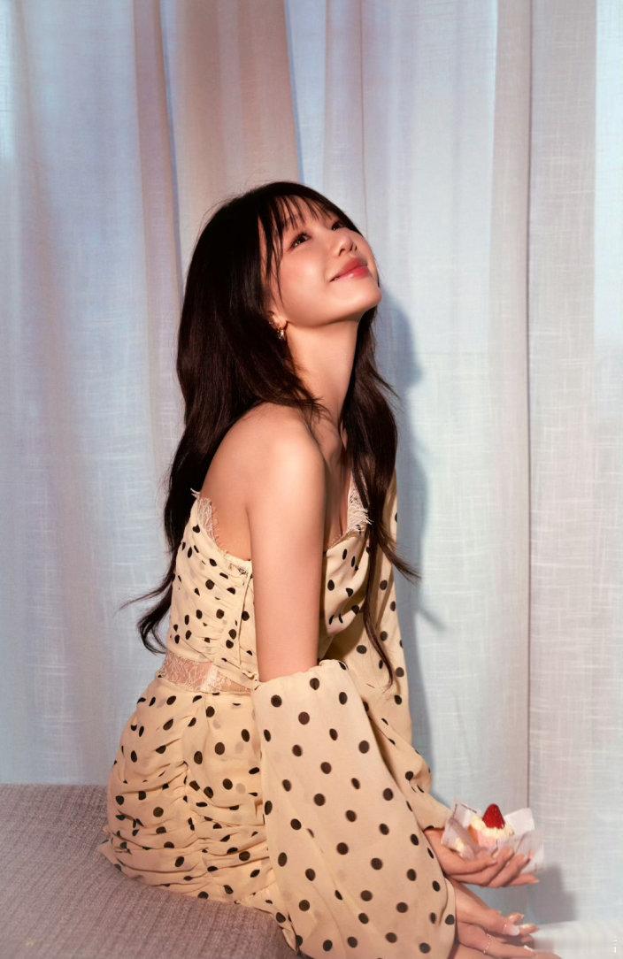 徐梦洁扔飞镖反差感拉满 徐梦洁扔飞镖的姿势很标准，一看就是练过的。不是随便玩玩那