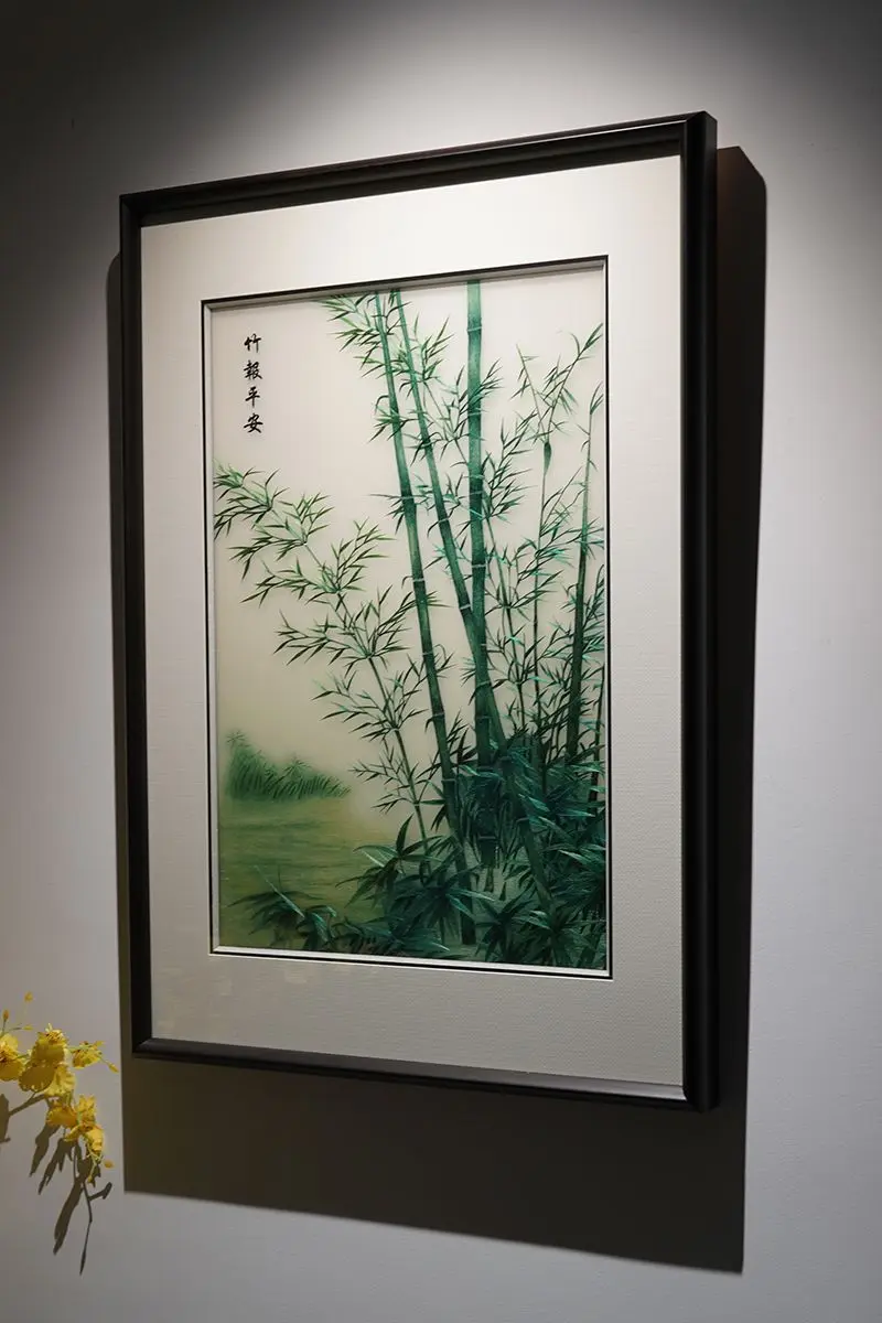 竹韵藏针，岁岁平安 丝线是温柔的笔，在素缎上晕开一整片竹林。近看才发现...
