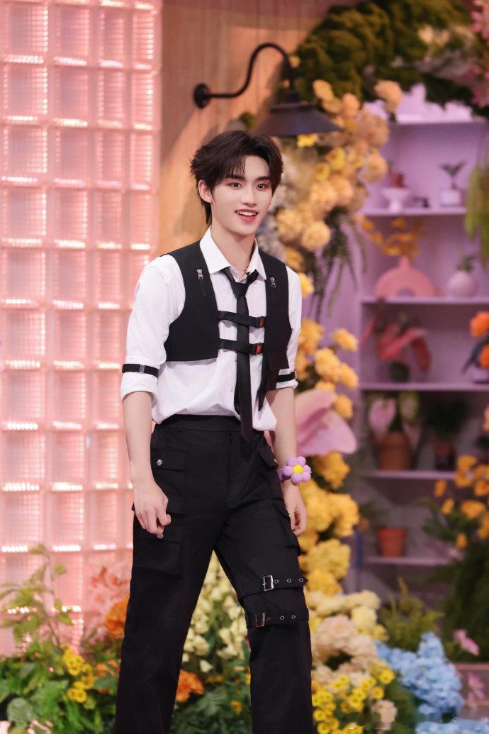 丁程鑫：别来沾边，一切尽在我的掌握中！泽林：我只是想抄个答案啊！笑不活了！