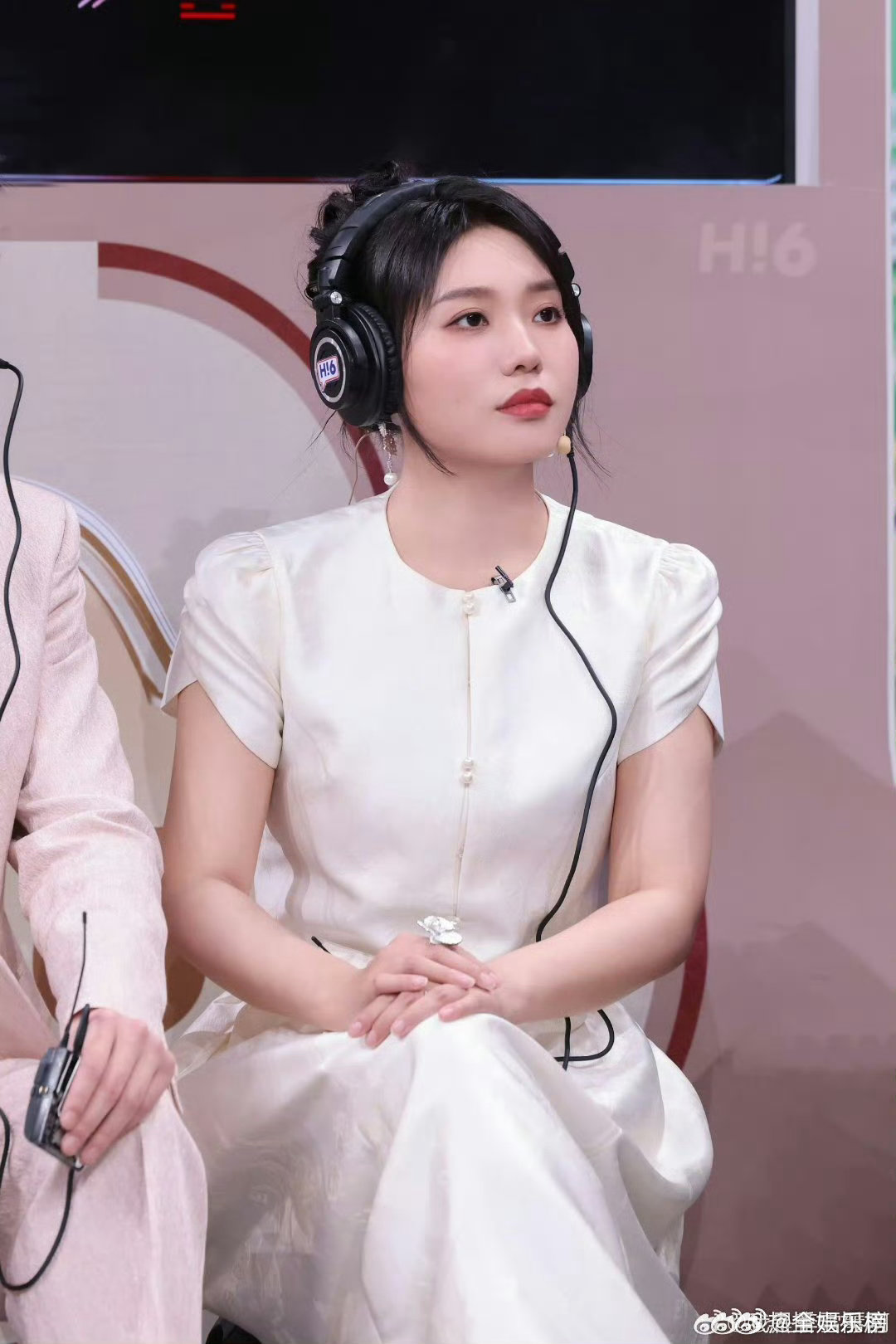 谁能拒绝李雪琴这款清爽丸子头学院穿搭，知性又青春，妥妥校园人气学姐既视感李雪琴丸
