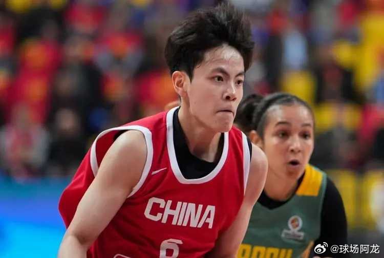 北京时间3月4日，中国女篮热身赛长沙站主场对阵巴西女篮，王思雨、刘禹彤与杨舒予内