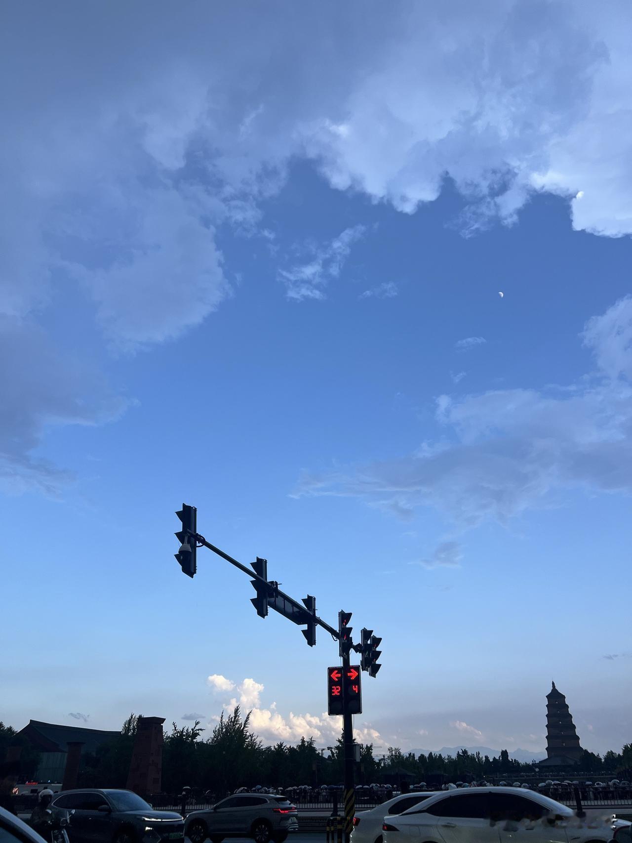 今天下午18时左右大雁塔到

大唐芙蓉园突降阵雨，

过了雁南三路一直到雁南四路