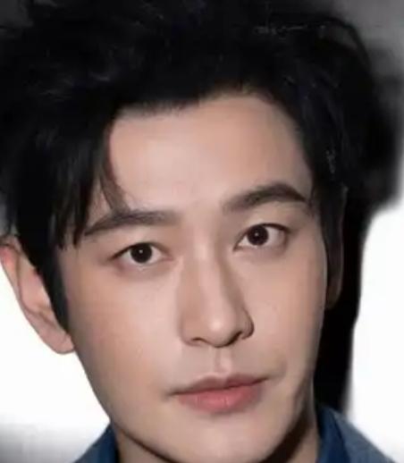 2月25日，有多位网友在新加坡环球影城偶遇黄晓明与一名女子同游。
黄晓明身着黑色