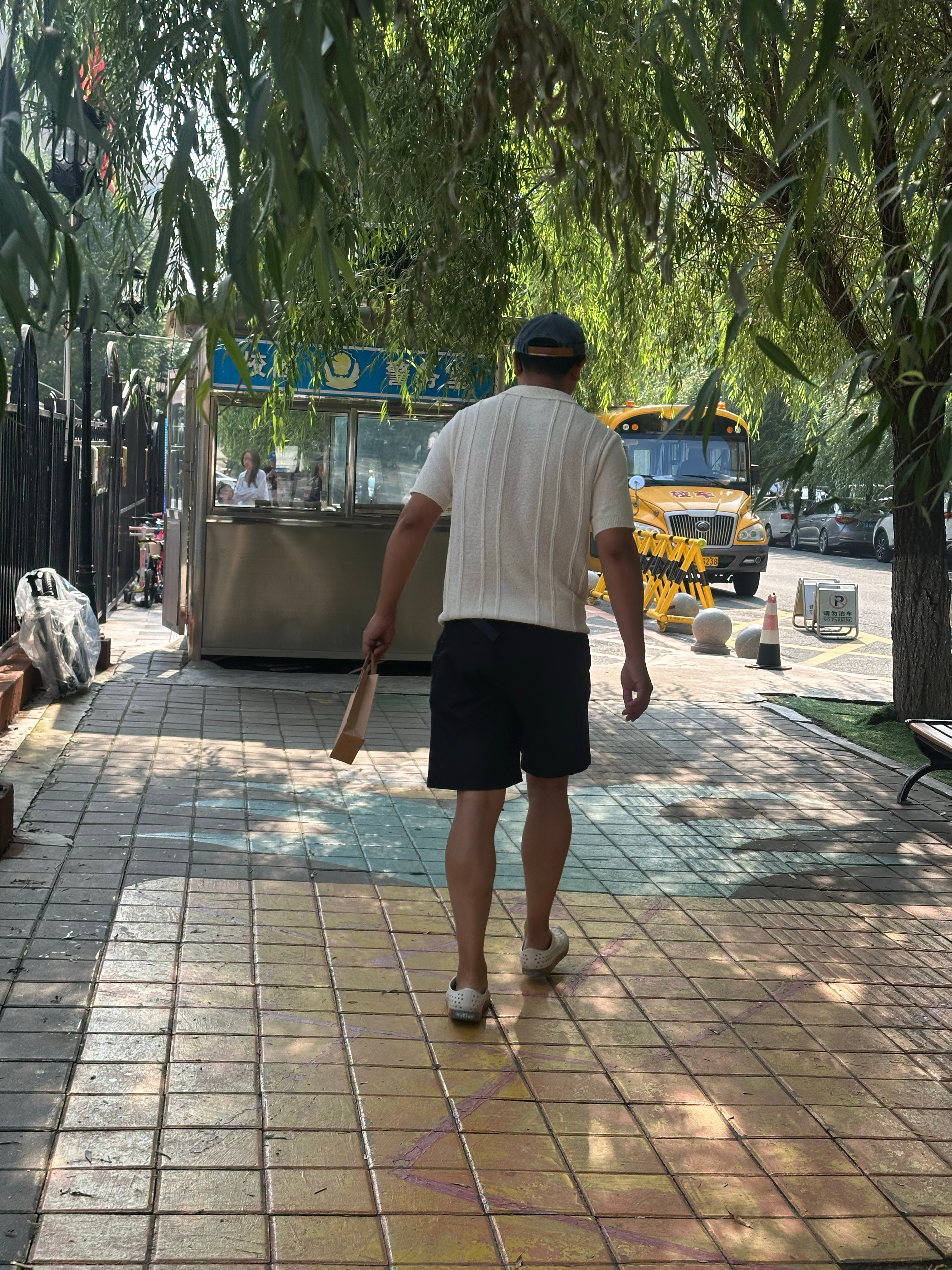 车今天中午修好于是早上还是打车送孩上学，小虾说其实我自己送他去就行，你在家呆着呗